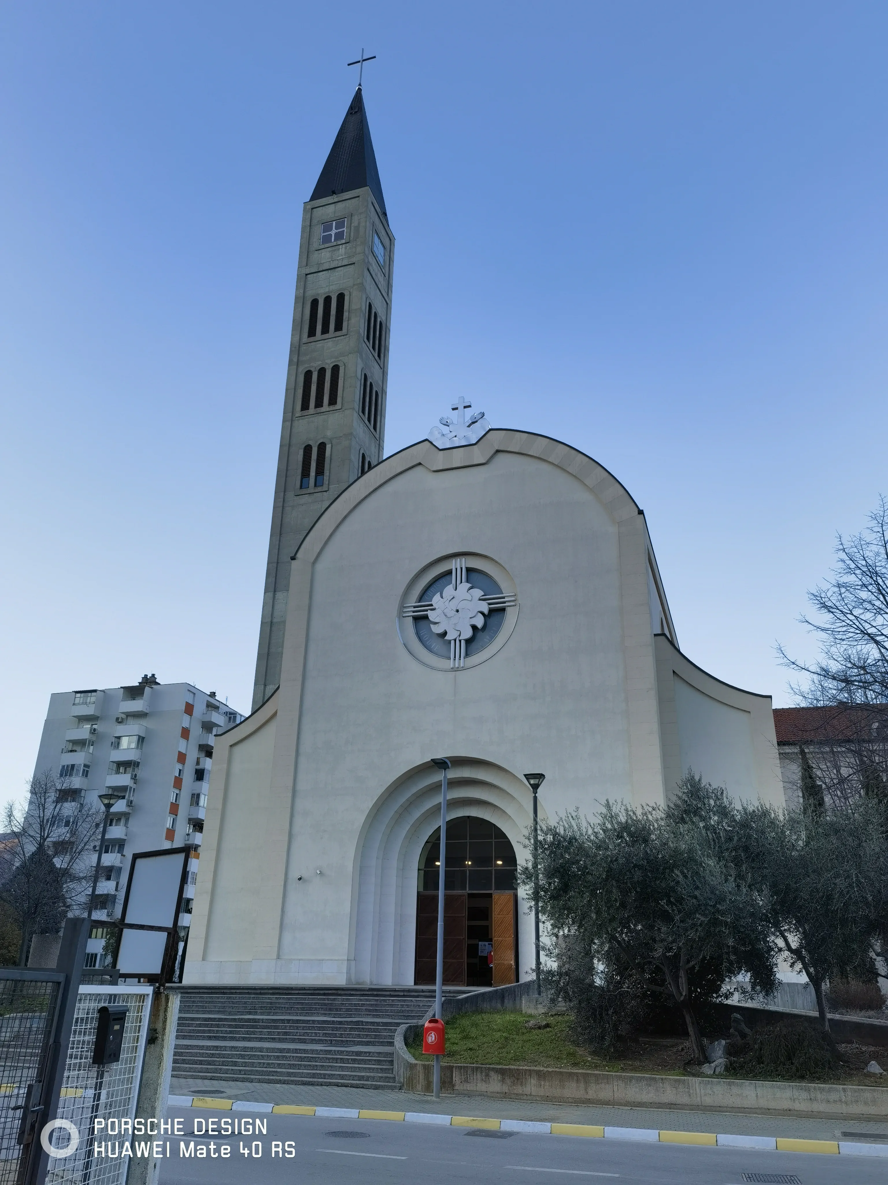 民宿门口的教堂